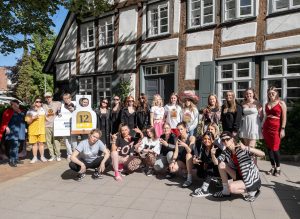 Die Fachabiturient*innen der Fachoberschule mit Gruppenkostümen: Mit viel Fun in die Prüfungsphase!