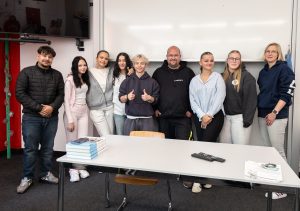 Fit fürs Praktikum: Schüler*innen der Höheren Berufsfachschule mit Christian Rempel von der Evangelischen Jugend Bünde Ost und Lehrerin Nicola Spilker