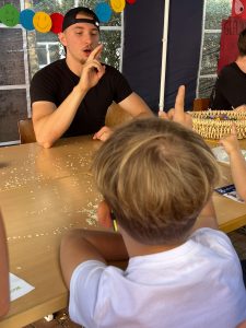 Eindrücke von den Lern- und Spielangeboten des Elisabeth-von-der-Pfalz-Berufskollegs am Weltkindertag zum Thema "Unter Strom"