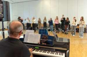 "Schwabdidu, Gott kennt meinen Namen!" Johannes Ditthardt bewegt Schüler*innen, Studierende und Erzieher*innen am Elisabeth-von-der-Pfalz-Berufskolleg