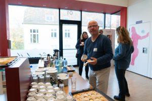 Burkhard Leich von der Regionalstelle Popmusikalische Bildungsarbeit ist zufrieden mit dem ersten Teil der Workshops ... und mit dem Kuchen, den die Oberstufe Kinderpflege zum Fachtag Musik- und Religionspädagogik beigetragen hat.