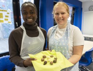 Schüler*innen geben eigene Kompetenzen weiter: Besonders lecker im Pralinen-Projekt