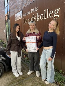 Sonja, Max und Elli freuen sich über die Auszeichnung ihres Engagements für U4theKids als sozialgenial-Projekt des Monats der Stiftung Aktive Bürgerschaft
