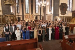 Abschlüsse im Berufsfeld Gesundheit und Soziales: Die Absolvent*innen des Elisabeth-von-der-Pfalz-Berufskollegs bei der Entlassfeier in der Jakobi-Kirche