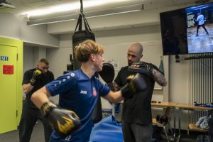 Boxen mit Respekt: Der neue stellvertretende Schulleiter Lukas Stark fördert Muskelkraft und innere Stärke