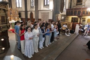 Ein letzter Auftritt vor den Sommerferien: Die Unterstufe Kinderpflege mit ihrem Gottesdienst zum Thema Träume