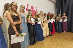 Ein Jahrgang der Fachschule Sozialpädagogik mit guten Erzieherinnen-Abschlüssen.