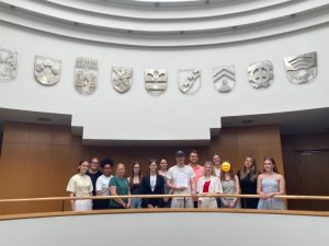 Freuen sich über die Zertifizierung als Gesunde Schule im Wittekindskreis: Die Unterstufe der Erzieher*innenfachschule im Kreishaus Herford