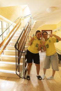 Joliana und Aryan freuen sich auf das Fußballspiel am Abend und genießen die Zeit im Selbstversorger*innenhaus Waldheim Häger.