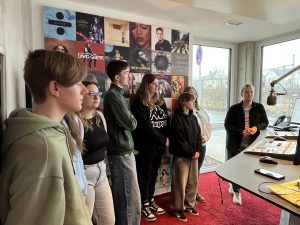 Zu Besuch im Funkhaus von Radio Herford, hier im Sendestudio bei Christopher Deppe: Coole Moderation und fasizinierende Technik