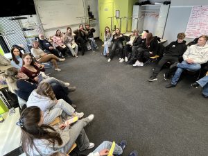 Stuhlkreis in der Unterstufe Kinderpflege am Elisabeth-von-der-Pfalz-Berufskolleg beim Workshoptag "Aufmachen" mit dem Verein "Irrsinnig menschlich"