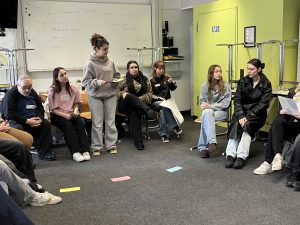 Joliana sortiert mit Hilfe ihrer Mitschüler*innen, welche Verhaltensweisen diese für gesund, mittel und krank halten.