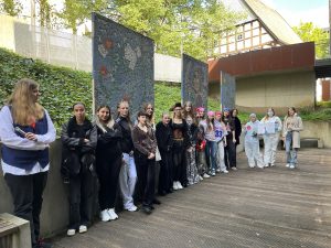 Zeitreise am evdp: Die Oberstufe Kinderpflege am Elisabeth-von-der-Pfalz-Berufskolleg erinnert mit kreativen Kostümen an verschiedene Epochen und prägende Momente der vergangenen Jahre.