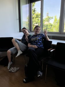 Cool, einmal im Sitzungssaal des ehemaligen Sparkassengebäudes zu sein und die eigene Schule von oben zu sehen: Aryan und Joliana.