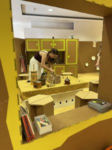 Ana in der Küche der Ausstellung, wo man unter anderem Handmühlen für Getreide oder Kaffee ausprobieren konnte.