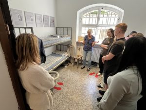 Die originalgetreue Ausstattung ergänzt durch Schicksale von Menschen aus Herford beeindruckte die Schüler*innen.