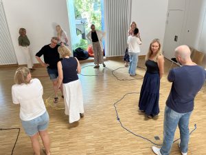 Wie nah ist zu nah? Praktische Übungen machten die Fortbildung lebendig und brachten die Kolleg*innen miteinander in Kontakt.