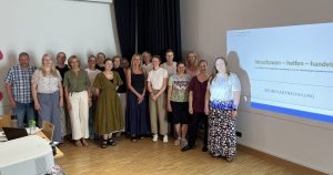 Grundlagenschulung zur Prävention von sexualisierter Gewalt: Das Kollegium des evdp mit den Trainerinnen Ann-Cathrine Friesen und Janina Haus des evangelischen Kirchenkreises Herford.