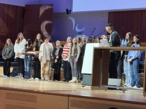 Preisverleihung an die Oberstufe Kinderpflege am Elisabeth-von-der-Pfalz-Berufskolleg durch Comedian und Jury-Mitglied Abdul Khader Chahin in der Duisburger Mercatorhalle