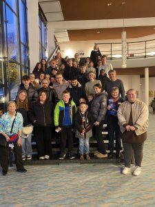 Die Oberstufe der Höheren Berufsfachschule am Elisabeth-von-der-Pfalz-Berufskolleg Herford mit ihren Patenkindern aus dem Projekt U4theKids auf der Treppe des Stadttheaters, wo sie gemeinsam den "Kleinen Prinzen" gesehen haben.