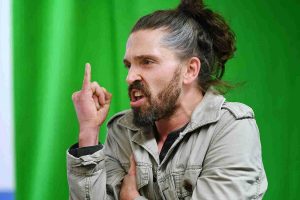 Maximilian von Ulardt im Insektenkrimi Die Wanze nach Paul Shipton - hier als Ameisenkommandant Krag (c) Die Landestheater NRW