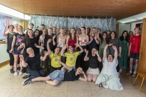 Feiern die gelungene Uraufführung im Keller des CVJM-Waldheim Häger: Die Unterstufe Kinderpflege am Elisabeth-von-der-Pfalz-Berufskolleg mit Künstlerin Suzanne Austin, Theaterpädagogin Catrin Mawick und Lehrerin Monika Heinis