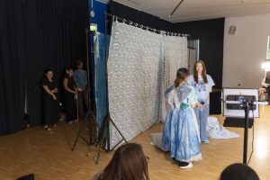 Auch technisch nicht ohne: Theaterspiel und Bühnenbild wurden beim Stück "Traumzauber" unterbrochen durch Filmeinspielungen mit Stopmotion- und Greenscreen-Technik.