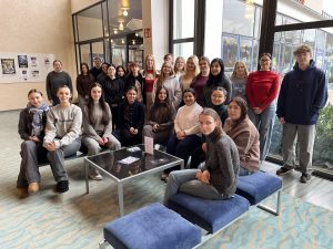 Unterstufe Kinderpflege am Elisabeth-von-der-Pfalz-Berufskolleg besucht das beeindruckende Ein-Mann-Kinder-Theater Die Wanze nach Paul Shipton im Herforder Stadttheater