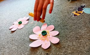 Blume und Biene kindgerecht: Kinderpfleger*innen wissen, wie es geht.