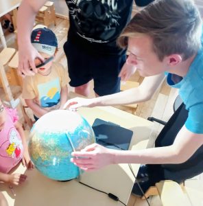 Lennart zeigt den Kindern Tag und Nacht am Globus